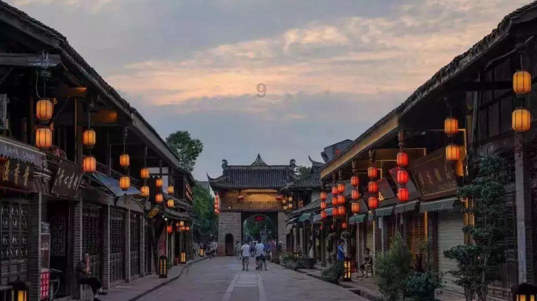 飞机上乘客突发疾病 第一直博的厦大学生挺身而出